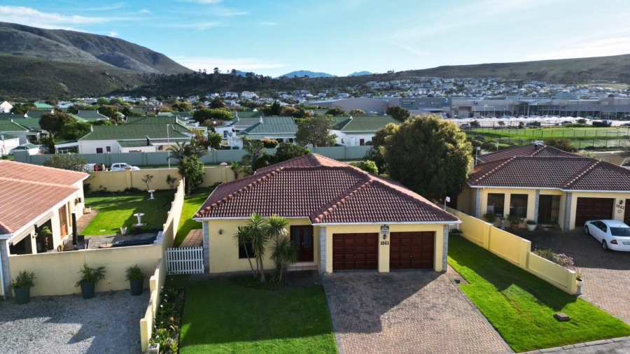 3 Bedroom Property for Sale in Sandbaai Western Cape